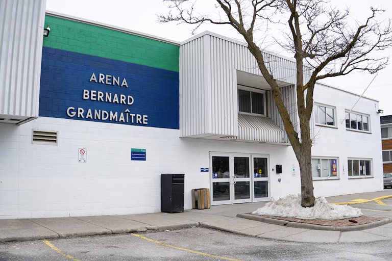 Radio-Canada – Refuge à l’aréna Bernard-Grandmaître : inquiétude et frustration à Vanier